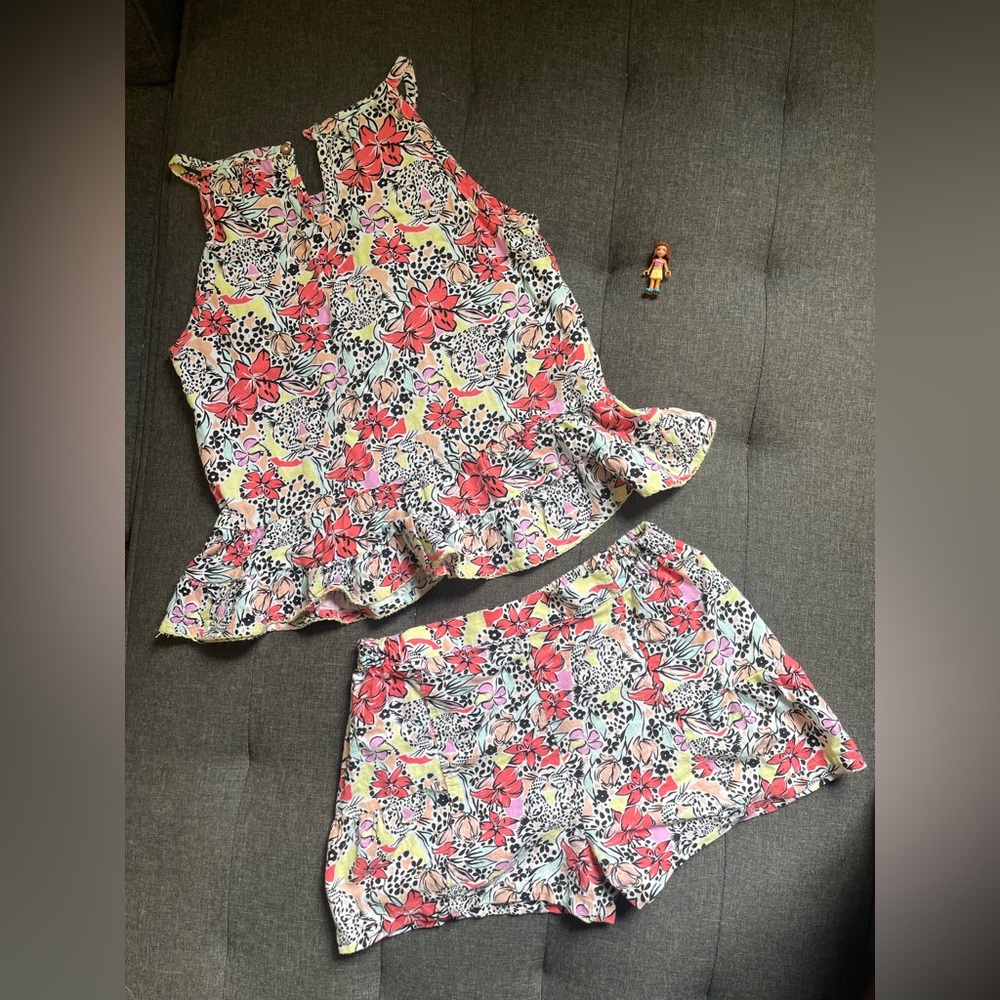 Girls Vince Camuto jungle floral 2 piece set.